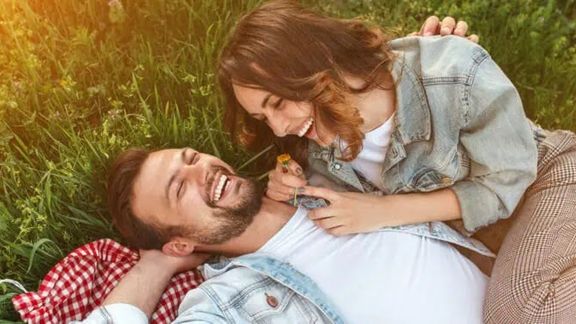 مطالعه جدید نقش حیاتی شوخطبعی را در حفظ روابط عاشقانه برجسته میکند