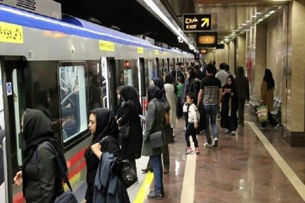 محكمة مشهد الإيرانية تأمر بمنع النساء غير المحجبات من دخول المترو