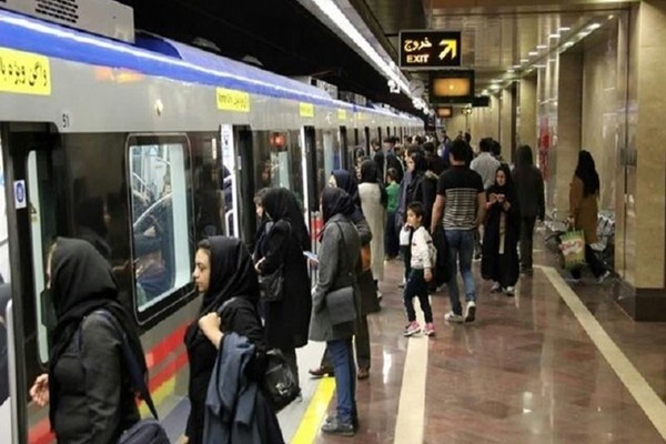 محكمة مشهد الإيرانية تأمر بمنع النساء غير المحجبات من دخول المترو