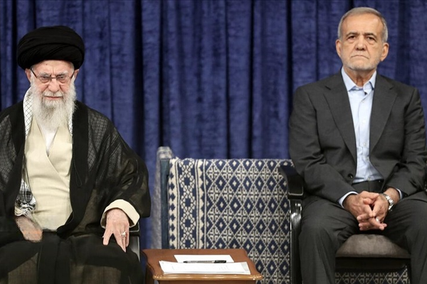 عام من "إخفاقات" الرئيس الإيراني