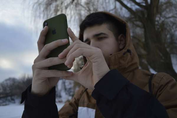 چه عواملی موجب وابستگی افراطی نوجوانان به فضای مجازی میشوند؟
