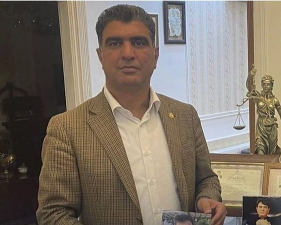 خسرو علیکردی، وکیل خانوادههای دادخواه، برای تحمل یک سال حبس زندانی شد