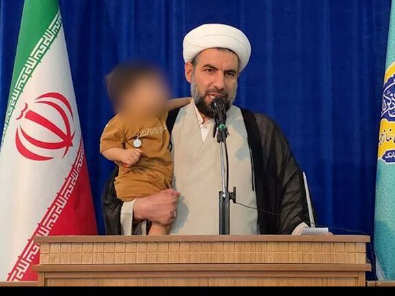 یک امام جمعه در اصفهان برای تاکید بر افزایش جمعیت کودک خردسالش را پشت تریبون برد