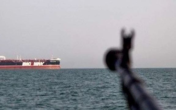 الحرس الثوري الإيراني يصادر ناقلة نفط على متنها أكثر من 700 ألف لتر من "النفط المهرب"