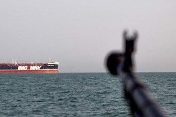 الحرس الثوري الإيراني يصادر ناقلة نفط على متنها أكثر من 700 ألف لتر من "النفط المهرب"