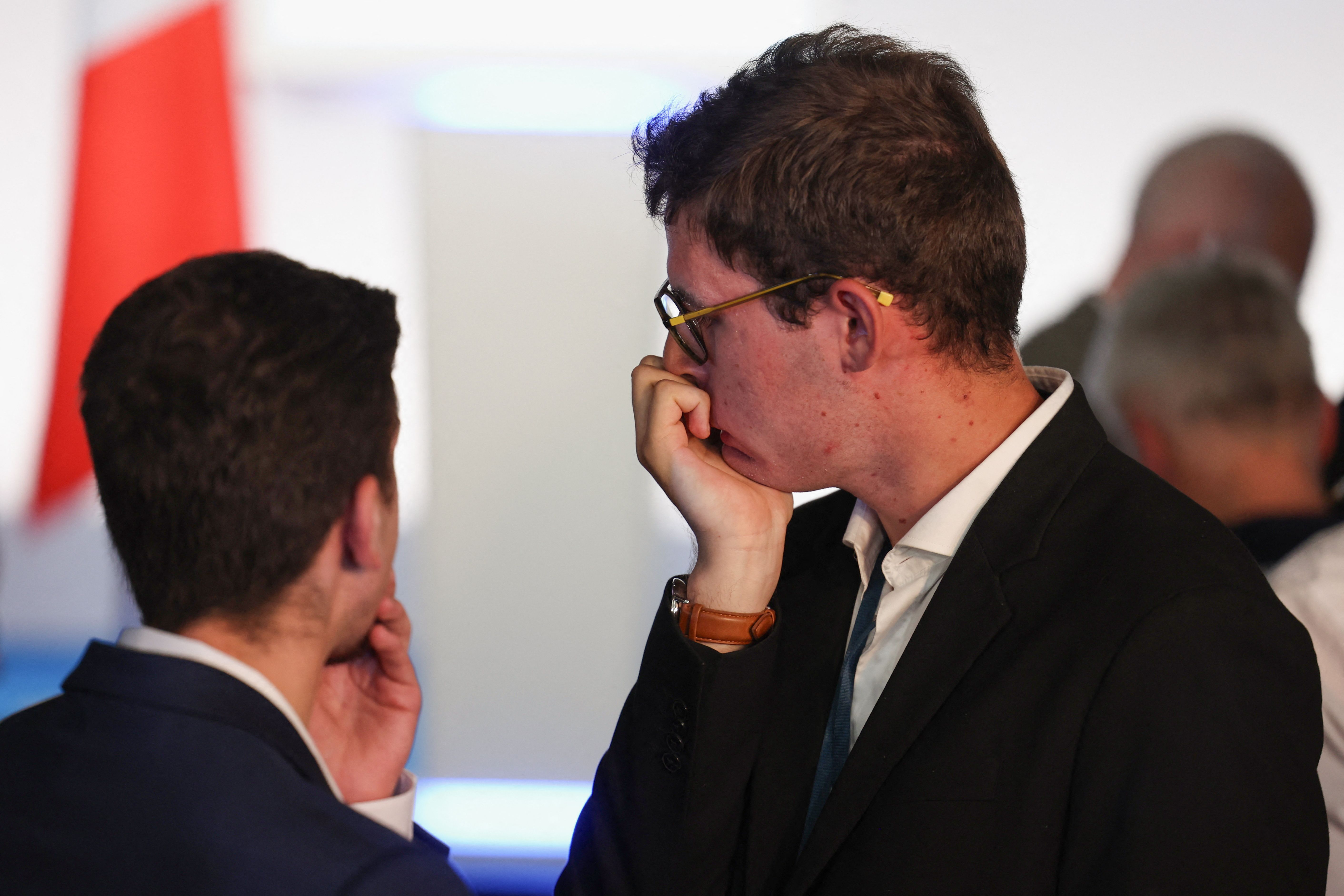 ناراحتی حامیان حزب راست افراطی «اجتماع ملی» پس از اعلام نتایج انتخابات پارلمانی فرانسه و ناکامی این حزب، پاریس، ۱۷ تیر