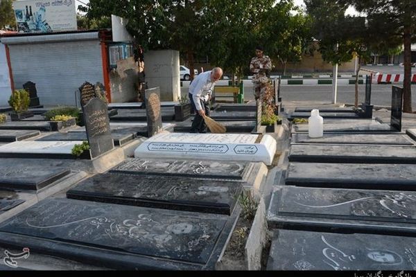 توقيف شخصين يسرقان شواهد القبور في طهران لبيعها
