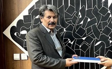 خبرگزاری فارس: مدیر روابط عمومی وزارت ارشاد در پی انتشار عکسی با دخترش بدون حجاب برکنار شد