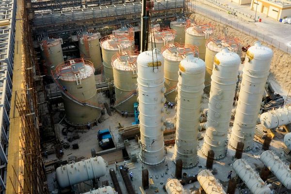 إيران تواجه العقوبات المفروضة على شبكة مبيعات البتروكيماويات بإنشاء شركات جديدة