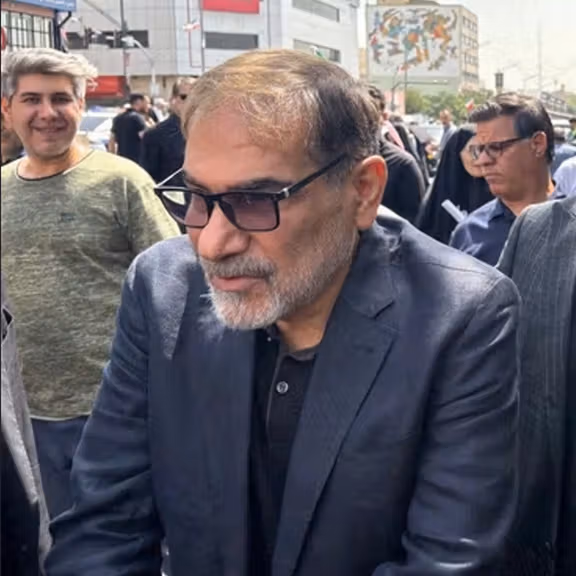 الرئيس الإيراني يعيّن علي شمخاني أمينًا للمجلس الأعلى للدفاع الوطني