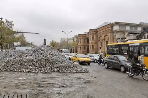 خلع سلاح خیابان؛ پشتپرده برچیدن سنگفرشها از بهارستان تا ۳۰ تیر