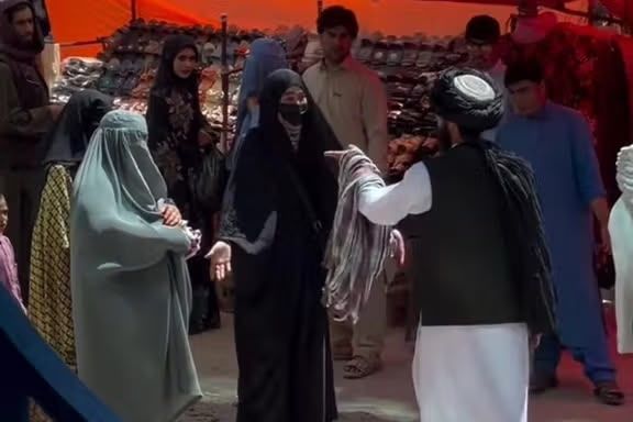 تحصیل، کار، آزادی؛ زنان و مردان هرات در اعتراض به بازداشت زنان به خیابان آمدند