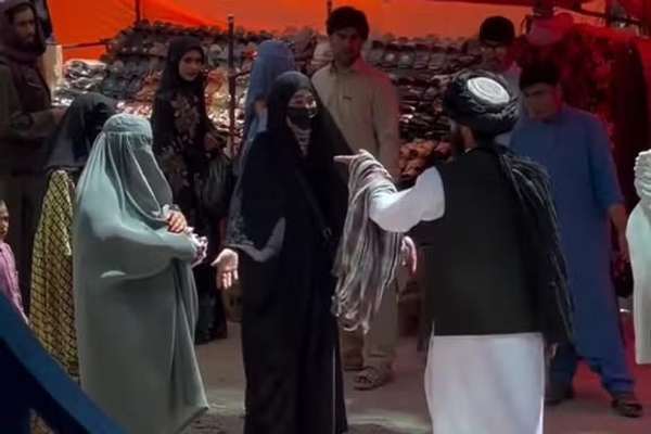 تحصیل، کار، آزادی؛ زنان و مردان هرات در اعتراض به بازداشت زنان به خیابان آمدند