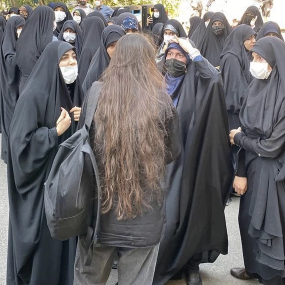 طلاب الجامعات الإيرانية في اليوم الرابع من انتفاضتهم: "الموت لخامنئي" و"سأقتل من قتل أختي"