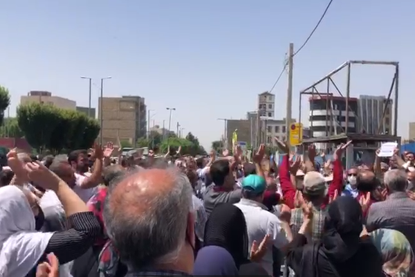 الاحتجاجات في إيران تصل للأسواق.. إضراب في أراك وتجمعات للتجار وسط طهران