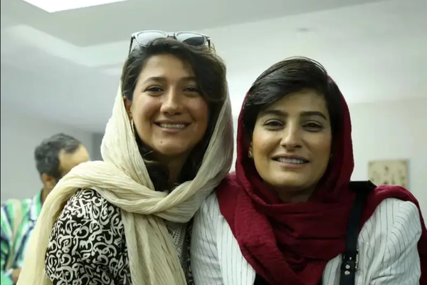 أكثر من 500 شخصية تطالب السلطة القضائية الإيرانية بوقف تنفيذ أحكام السجن بحق صحافيتين