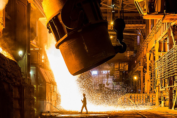 عامل إيراني يشعل النار في نفسه.. بعد فصله من عمله