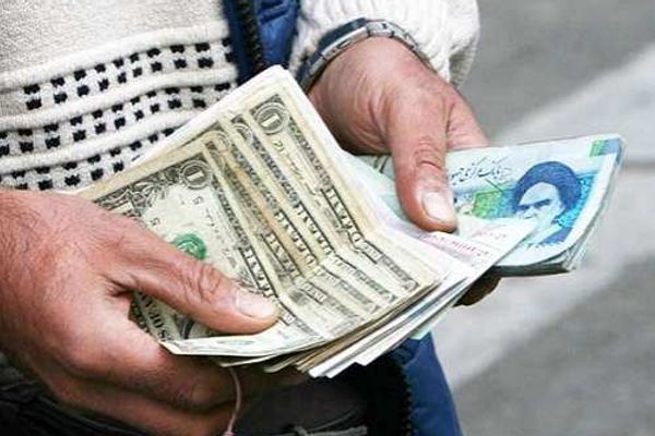 الدولار يواصل تحطيم الأرقام القياسية ويصل إلى أكثر من 34 ألفًا و300 تومان إيراني