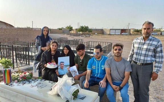 دیدار و همدردی خانواده کشتهشدگان خیزش انقلابی با مادر جواد حیدری بر مزار فرزندش