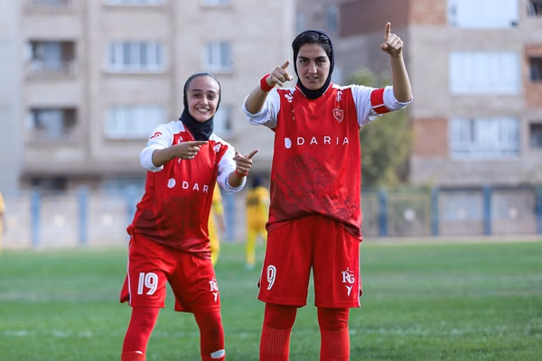 پالایش گاز ایلام ۰- ۲ پرسپولیس؛ زنان پرسپولیس با صدرنشینی به استقبال دربی رفتند
