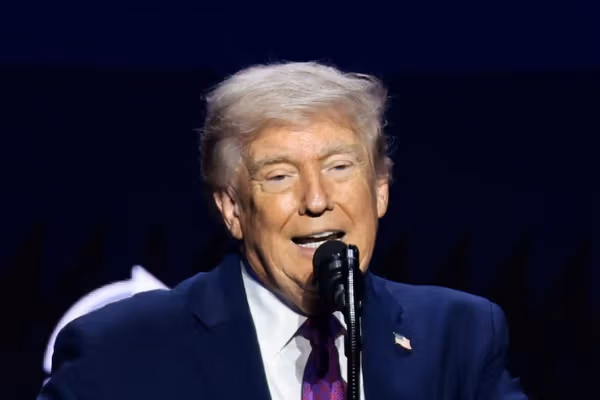 دونالد ترامپ: دستور دادم قایقهای مینگذار در تنگه هرمز نابود شوند