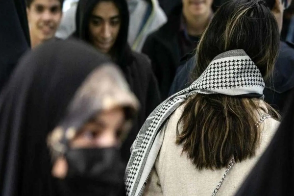 قانون العفة الإيراني: "كشف الحجاب" يُعرّض المرأة لغرامة قد تصل إلى 165 مليون تومان