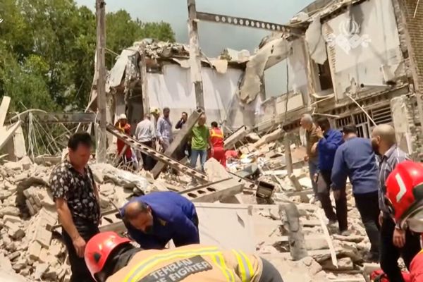 المحققون بين نظرات المعتقلين والقصف الإسرائيلي.. سجناء إيران يروون لحظة قصف السجون