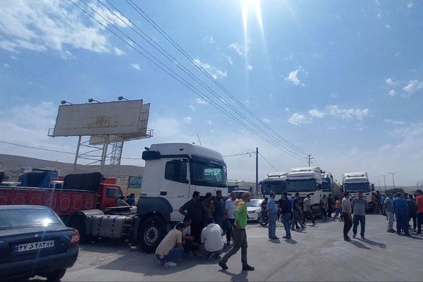 بعد دخوله اليوم السابع.. السلطات الإيرانية تواجه إضراب سائقي الشاحنات بالاعتقالات