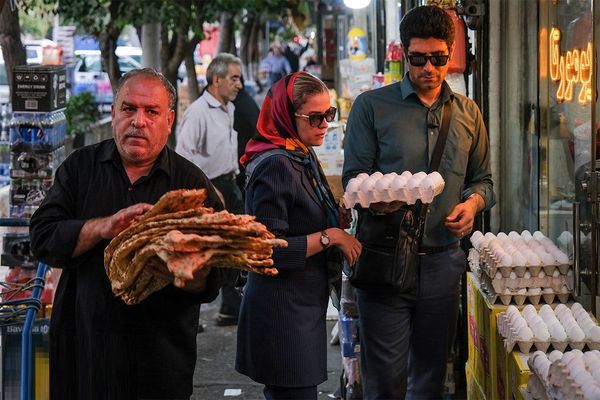 تزامنًا مع تفعيل "آلية الزناد".. التضخم يواصل صعوده في إيران ويتجاوز 42 في المائة