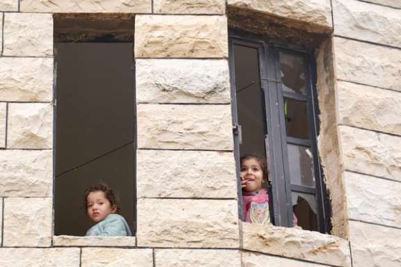 دو کودک فلسطینی در در نزدیکی اردوگاه آوارگان جنین در کرانه باختری، ۳۰ اسفند ۱۴۰۳