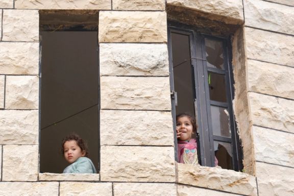 دو کودک فلسطینی در در نزدیکی اردوگاه آوارگان جنین در کرانه باختری، ۳۰ اسفند ۱۴۰۳