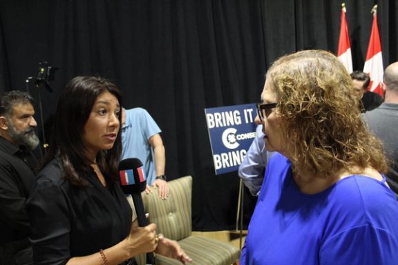 Member of Canada's Parliament Anna Roberts (right)Iran International’s Mahsa Mortazavi during a campaign event for Opposition Leader Pierre Poilievre on August 28, 2023