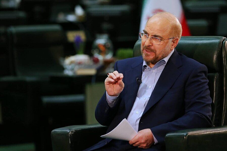 رئيس البرلمان الإيراني يعترف بعجز الحكومة: لم نتمكن من مساعدة الناس في مواجهة التضخم