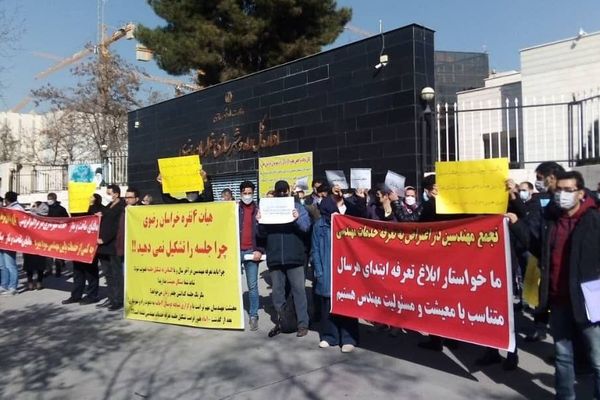 للمطالبة بتحسين أوضاعهم.. رجال الإطفاء ينظمون وقفة احتجاجية أمام بلدية طهران