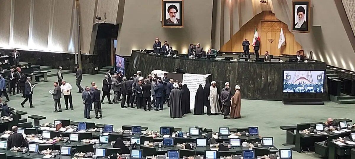 نمایندگان مجلس در حال امضای طومار برای ابلاغ قانون تازه حجاب اجباری