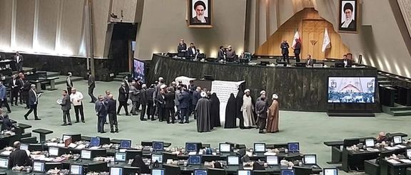 نمایندگان مجلس در حال امضای طومار برای ابلاغ قانون تازه حجاب اجباری