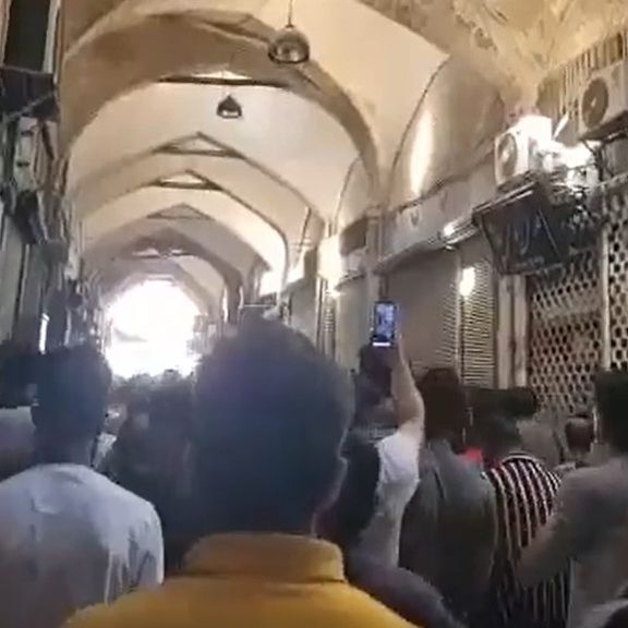 موج اعتراضها به بازار رسید؛ اعتصاب در اراک و تجمع خیابانی کسبه در تهران