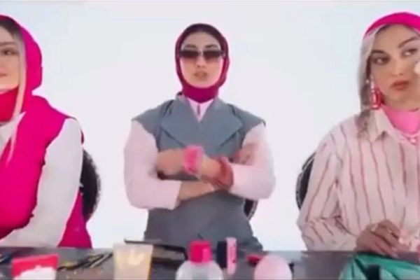 السلطات الإيرانية تحظر صفحة شركة تجميل على "إنستغرام" بسبب إعلان نسائي
