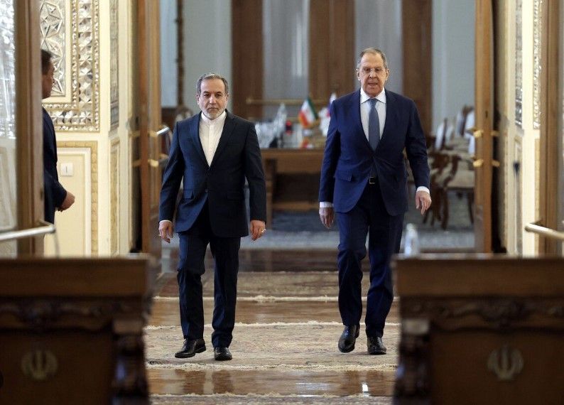 وزیر خارجه روسیه در تماس با عراقچی بر لزوم جلوگیری از درگیری‌ بیشتر در منطقه تاکید کرد