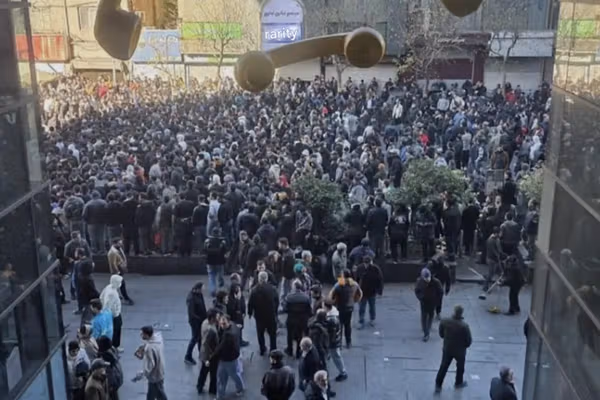 تقرير: الأمن الداخلي في إيران يبلغ "عتبة حرجة" وسط تلاحم الاحتجاجات الاقتصادية والسياسية