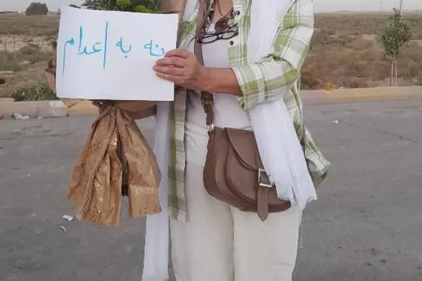 نسرین جوادی، زندانی سیاسی، پس از آزادی از زندان پلاکارد «نه به اعدام» در دست گرفت