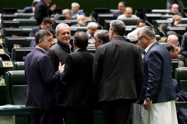 بسبب "التقاعس".. أجنحة طهران السياسية تهاجم الرئيس