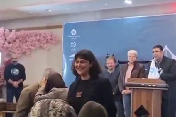 السلطات الإيرانية تقاضي صحافيات شاركن في حفل بطهران لعدم ارتدائهن الحجاب الإجباري