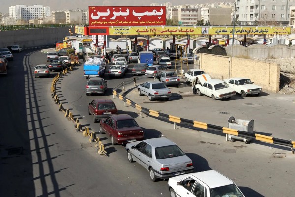 تزامنًا مع ازدياد طوابير البنزين.. الحكومة الإيرانية تزعم عدم وجود مشكلة في تأمين الوقود