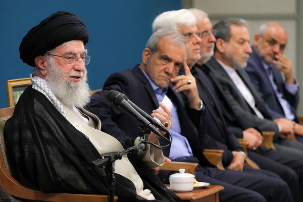 "رويترز": طهران تشترط رفع بعض العقوبات قبل بدء المفاوضات المباشرة مع واشنطن