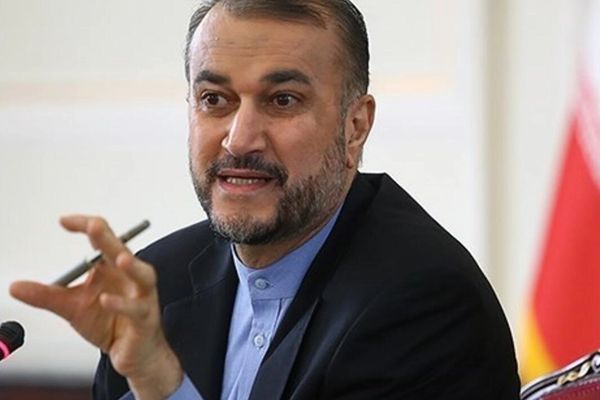 رغم توثيق مقتل المئات.. وزير خارجية إيران ينفي قتل المتظاهرين واعتقال الصحافيين والطلاب