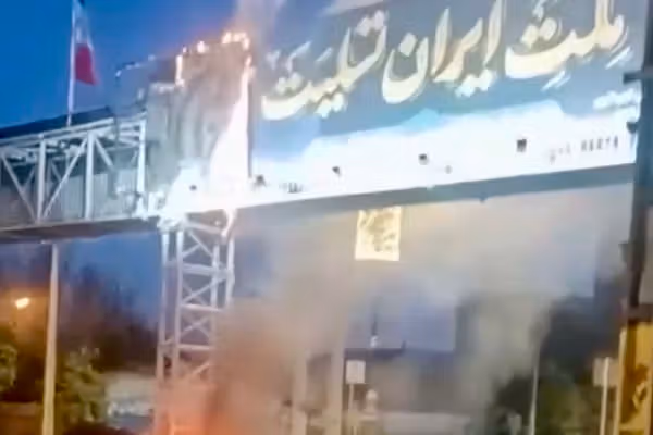 بنر تسلیت مرگ خامنهای به آتش کشیده شد