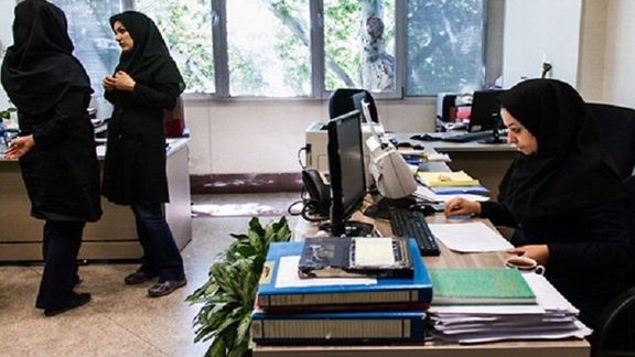 وزارت علوم برای تحمیل حجاب یکسان به کارمندان زن به آنها بن مانتو و شلوار اداری میدهد