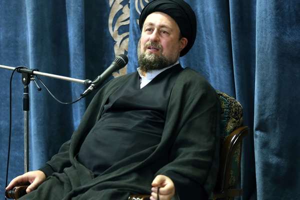 حفيد المرشد السابق: نقاتل ونتفاوض بالاعتماد على أهل البيت والتواصل مع الناس