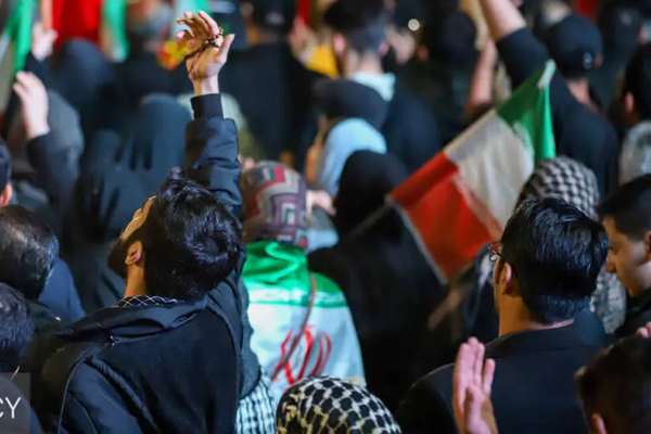 حکومت زندانیان را با پابند الکترونیکی به تجمعات شبانه میفرستد